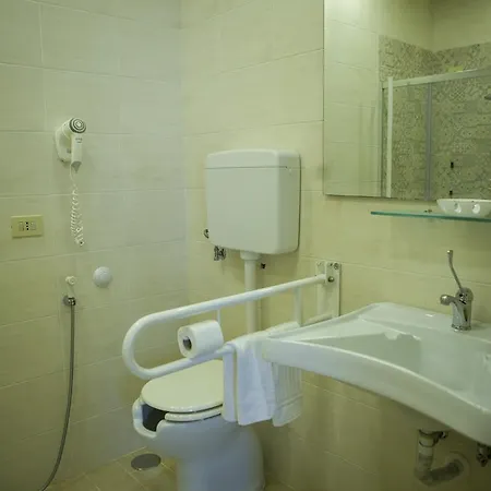 Palazzo Ruffo Di Bagnara 2* Nápoles